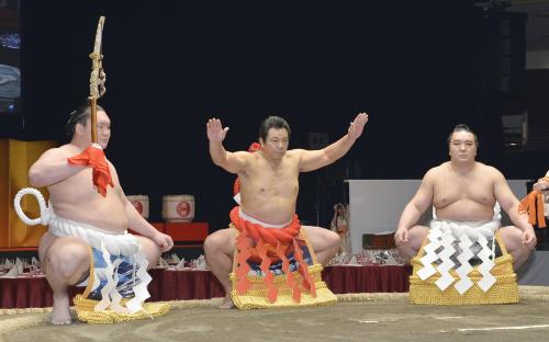 白鵬（左）、日馬富士（右）を従え、還暦土俵入りを披露する元横綱・千代の富士の九重親方