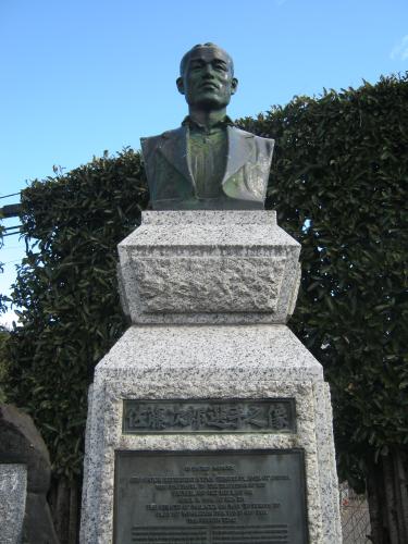 渋川高校にある佐藤次郎銅像