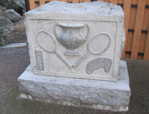 群馬県渋川市の生家には座右の銘「弱きを助け強気を敬う」と書かれた石碑がある