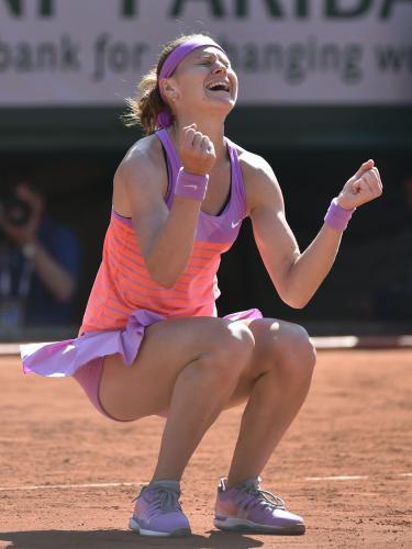 全仏オープン女子シングルス準決勝で勝利し、喜ぶルーシー・サファロバ
