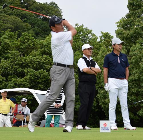 スポニチ本紙評論家・吉村氏（左）は巨人ＯＢの篠塚氏（右）、末次氏とラウンド