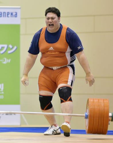 男子１０５キロ超級ジャークで日本新記録の２２７キロに成功し、雄叫びを上げる太田
