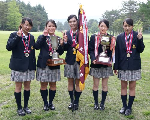女子団体の部で優勝した翔洋学園（左から）赤荻瑠花、畑岡、岡村、上野、赤荻瑠那