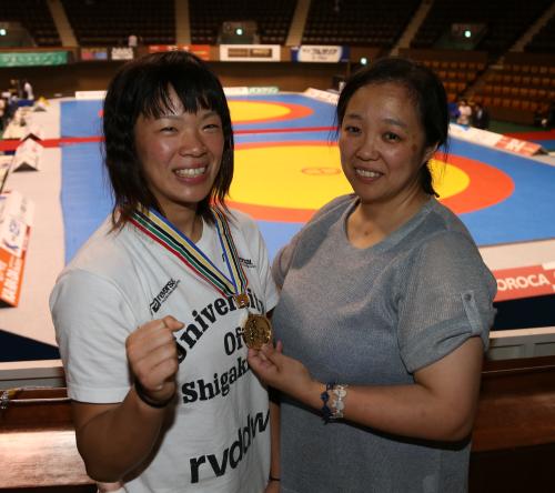 女子６３ｋｇ級で優勝した川井（左）は、母・初江さんからメダルをかけられ笑顔