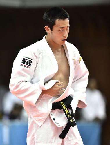 男子73キロ級決勝で土井健史に敗れ、渋い表情の古賀颯人