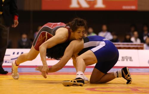 女子５３キロ級決勝で、入江（右）を攻める吉田