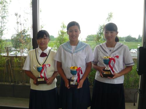女子個人各ブロック優勝者。（左から）Ａブロック・佐久間、Ｂブロック・山口、Ｃブロック・渋沢
