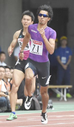男子２００メートル予選　２組１着で決勝進出を決めた藤光謙司（手前）