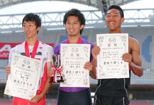 男子２００Ｍ決勝で高瀬（左）と同着２位となり表彰台で笑顔を見せるサニブラウン（右。中央は優勝の藤光）