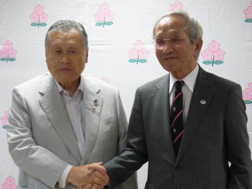 日本ラグビー協会の新会長に就いた岡村氏（右）と森前会長