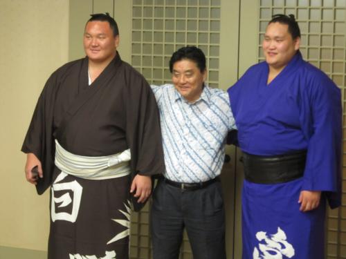 河村名古屋市長（中央）を訪問した白鵬（左）と照ノ富士