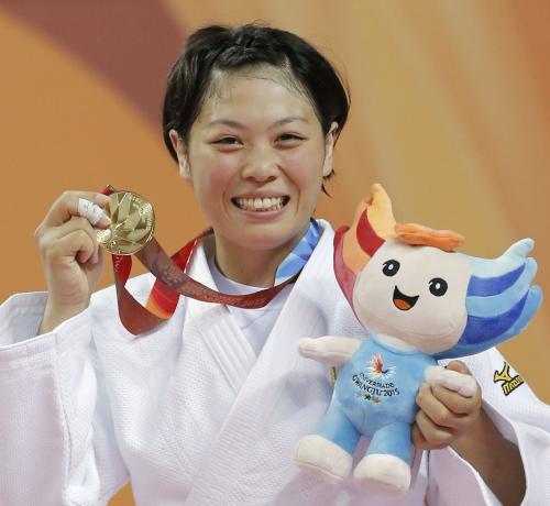 柔道女子63キロ級で金メダルを獲得し、笑顔の津金