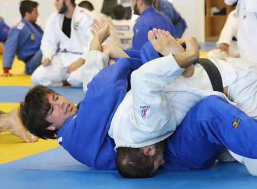 ブラジル選手と練習する柔道男子日本代表の七戸龍