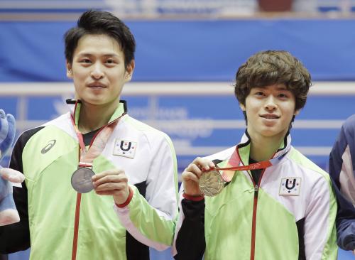 男子シングルスで金メダルを獲得した森薗政崇（右）と、銀メダルの大島祐哉