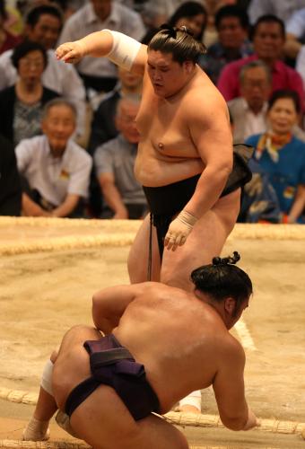 ＜大相撲５日目＞照ノ富士はすくい投げで栃煌山を下し全勝対決を制する