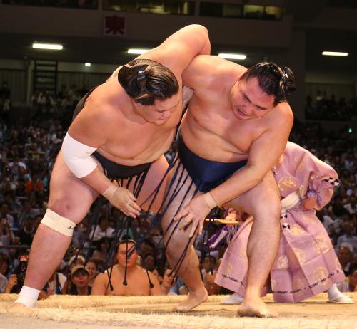 ＜大相撲名古屋場所１２日目＞すくい投げで難敵・照ノ富士（左）を下し、１敗を守った鶴竜