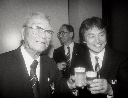 ８６年１月、両校優勝となった明大・北島忠治監督と試合後のパーティーで乾杯
