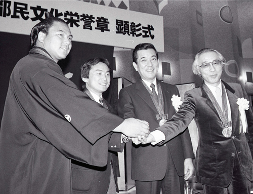 ８６年１２月、都民栄誉賞を受賞し（左から）千代の富士、上田昭夫氏、加山雄三、吉井澄雄氏
