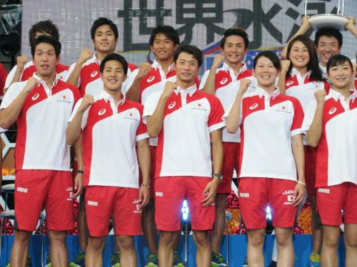 世界選手権の壮行会でポーズをとる競泳日本代表。前列左から小関也朱篤、瀬戸大也、入江陵介ら