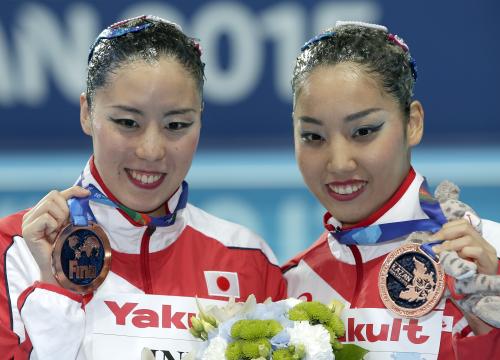 デュエット・テクニカルルーティン決勝で銅メダルに輝いた乾（左）、三井組（ＡＰ）