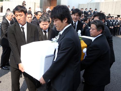 慶大ラグビー部歴代主将７人の手で運ばれる上田昭夫さんの棺