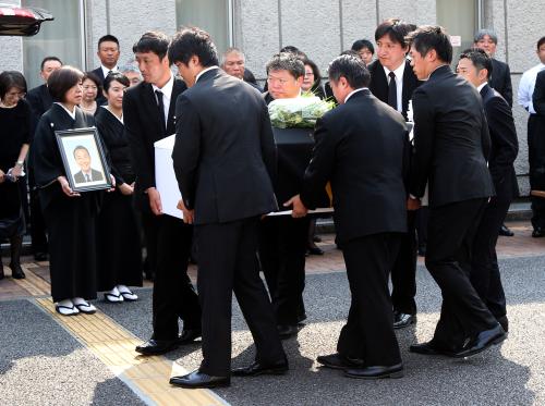 ７人の歴代慶大ラグビー部主将に運ばれる上田昭夫さんの棺