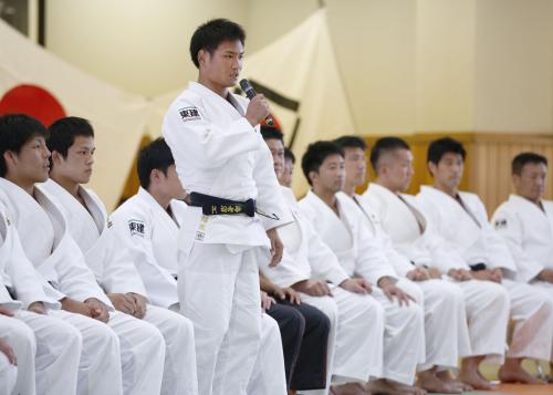 世界柔道選手権の日本代表壮行式で抱負を述べる海老沼