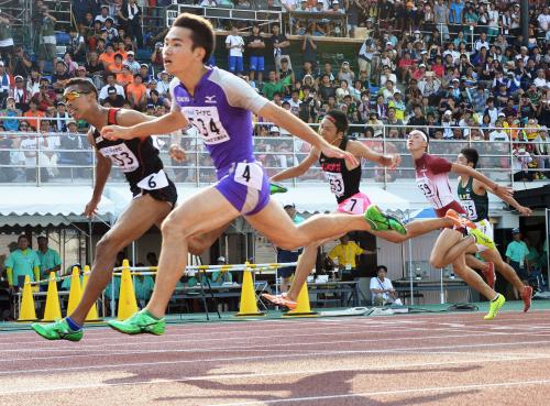 男子１００メートル決勝　10秒29で優勝した東京・大嶋健太（手前）。左奥は２位となった城西のサニブラウン・ハキーム