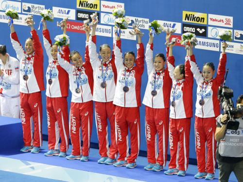 チーム・フリールーティンの表彰式で、銅メダルを胸に声援に応える日本の選手たち