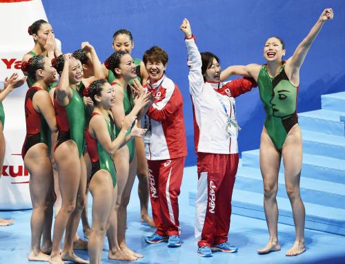 フリーコンビネーション決勝で３位が確定し、喜ぶ井村雅代ヘッドコーチ（右から３人目）ら日本