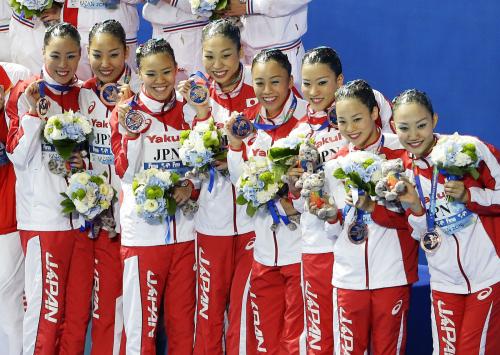 チーム・フリールーティンで３位となり、銅メダルを手に笑顔の日本の選手たち