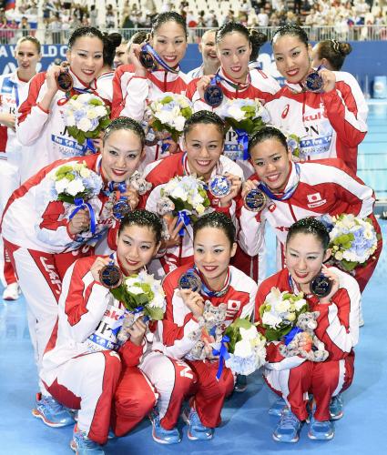 フリーコンビネーションで３位に入り、銅メダルを手に笑顔を見せる日本選手