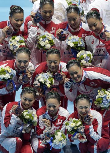 フリーコンビネーションで３位に入り、銅メダルを手に笑顔を見せる日本選手（ＡＰ）
