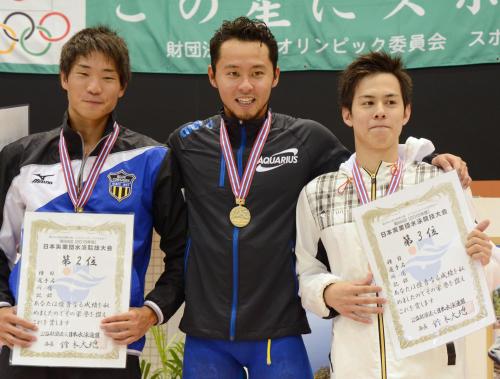 日本実業団水泳男子１００メートル平泳ぎで優勝し、表彰式で笑顔の北島康介（中央）
