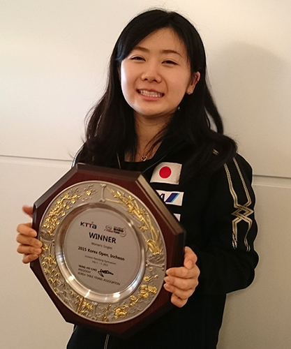 ７月、韓国オープン女子シングルスで優勝し、帰国して優勝皿を手に笑顔の福原愛