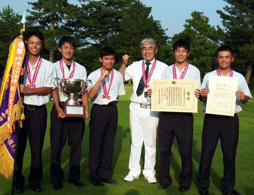 高校男子団体の部で初優勝した広島国際学院（左から４人目が橋田監督）