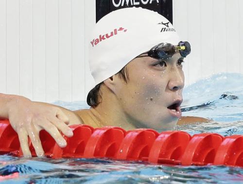 男子２００メートル平泳ぎ準決勝　タイムを確認する小関也朱篤。決勝進出を決めた