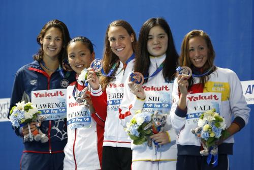 女子２００メートル平泳ぎでは、なんと銅メダルが３人で、計５人が表彰台に（ＡＰ）