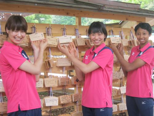 絵馬をかけるバレーボール女子日本代表の（左から）木村、古賀、宮部