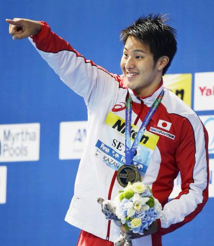 男子４００メートル個人メドレー決勝　表彰式で金メダルを胸に笑顔の瀬戸大也