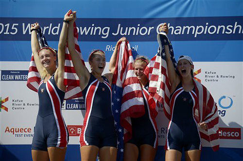 ボートのジュニア世界選手権女子かじなしフォアで優勝した米国チーム（ＡＰ）