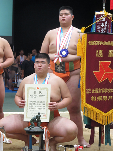 全国高校総体の相撲団体で、２年ぶり９度目の優勝を飾る埼玉栄の鎌谷将且（上）と納谷幸林