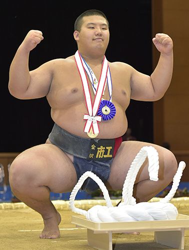 全国高校総体の相撲個人で２年連続の高校横綱に輝いた金沢工の城山聖羅