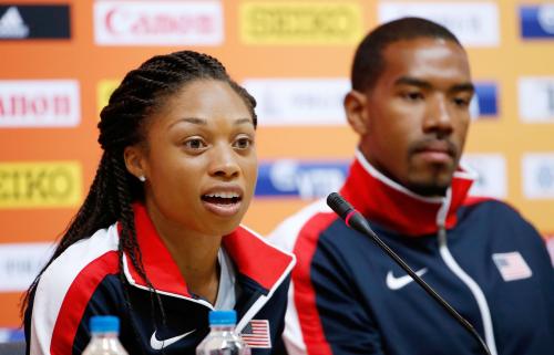 陸上の世界選手権に向けた米国代表の記者会見で、質問に答えるアリソン・フェリックス（左）