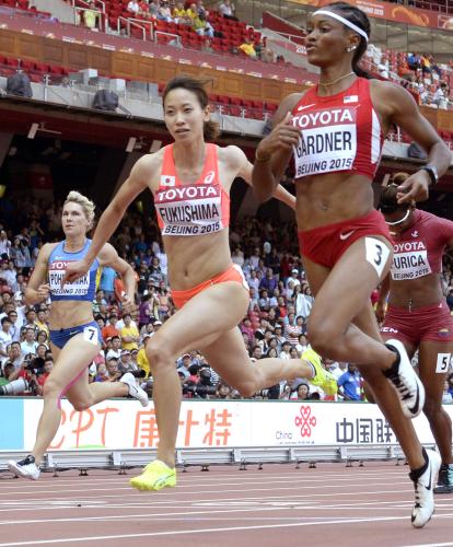 女子１００メートル予選で準決勝に進出した福島千里（中央）