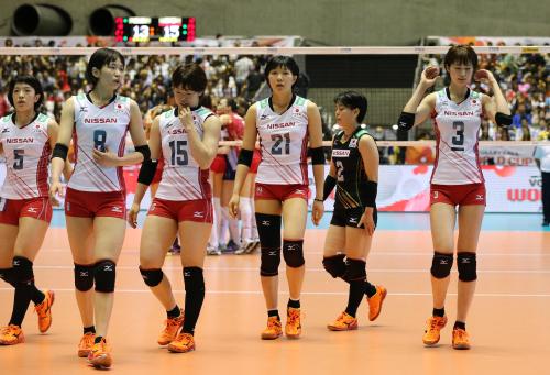 ＜日本・ロシア＞ロシアに破れ、肩を落とす木村（右）ら全日本女子チーム