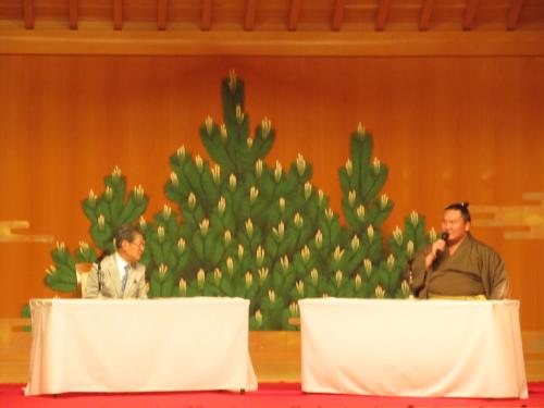 名古屋能楽堂の舞台で杉山邦博氏と対談を行った白鵬（右）