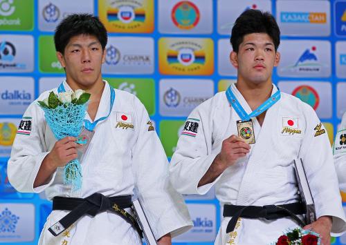 柔道の世界選手権男子73キロ級の表彰式で、金メダルを持つ大野将平（右）と銀の中矢力（ＡＰ）　　