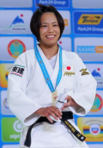 柔道の世界選手権女子57キロ級で優勝し、笑顔の松本薫（ＡＰ）