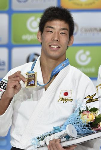 柔道の世界選手権男子81キロ級で優勝、表彰式で金メダルを手にする永瀬貴規
